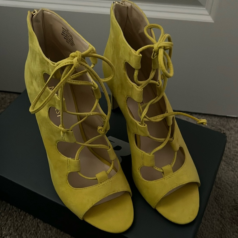 Nine West Nwunfrgetable in yellow suede tie up ankle bootie size 7.5